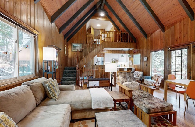 4 BD, Mountain View W/Grill, Fire Pit, A/C & Projector