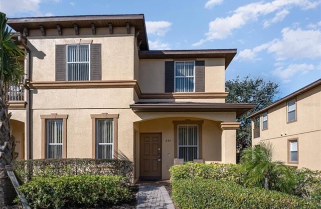 4 bdrm townhouse - 2 king size bdrm suites; next to pool, lazy river and Disney!