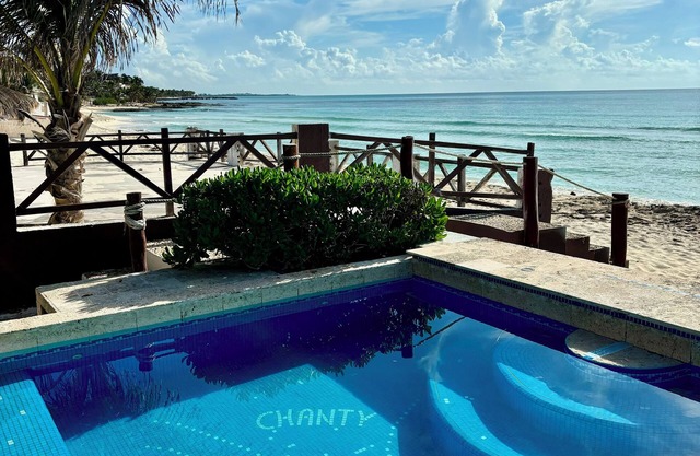 4 Bdrs. Amazing BeachFront Penthouse sleeps 9, Pool, Staff, Wi-Fi, Chef at home
