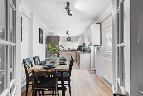 4 Bed - 2 Bath - Central - Ideal for Contractors