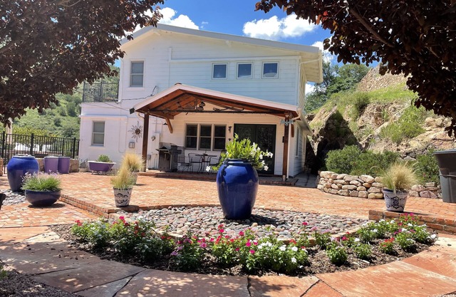 4 bed, 2 bath luxury vacation home for up to 8 guests