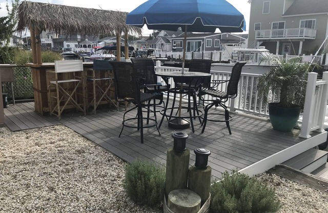 4 bed 2 bath house on lagoon close to beach