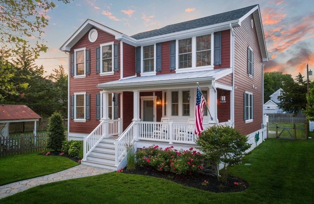 4 bed 3.5 bath close to the Beach w/heatable pool