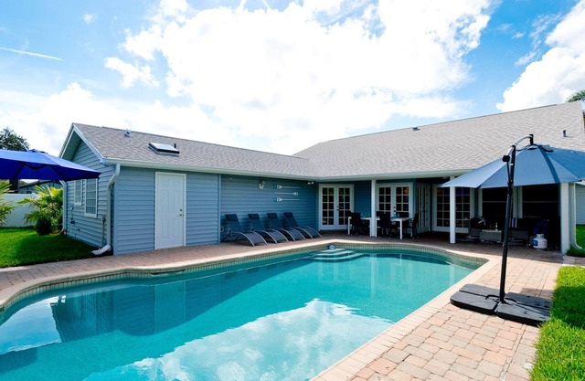4 bed, 3 bath luxury home near Anna Maria Island, private pool, pet friendly!