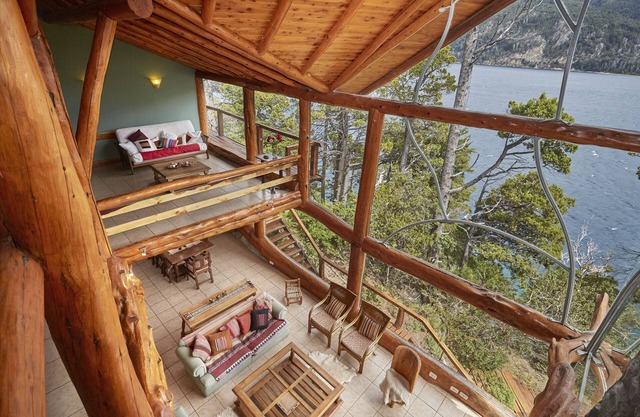 4 BED/5 BATH, LUXURY LAKEFRONT HOME