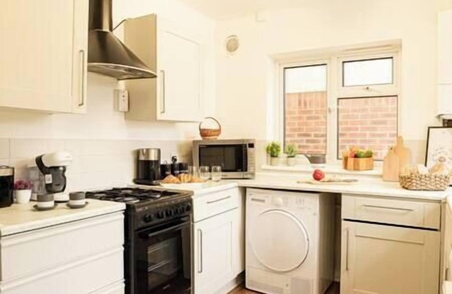 4 Bed Contractor House - FREE parking and WIFI!