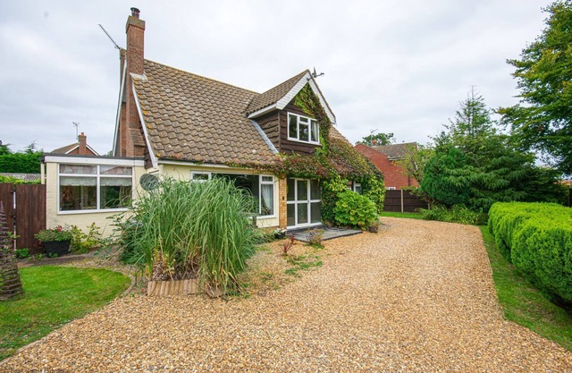 4 bed cottage with hot tub and 10 minute walk to beach