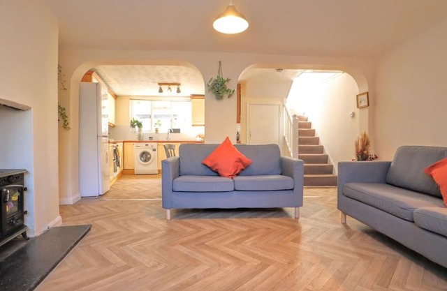 4 bed home 3 mins from harbour + sandy beach