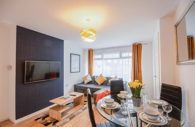 4 Bed House City Centre-Free Parking-2mins from Station