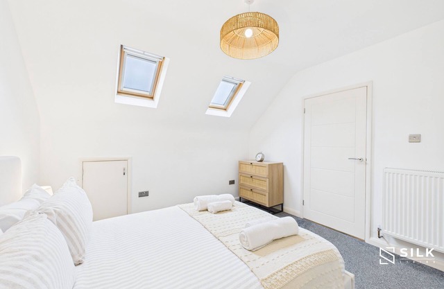 4 Bed house | Hill top views | 3 car driveway