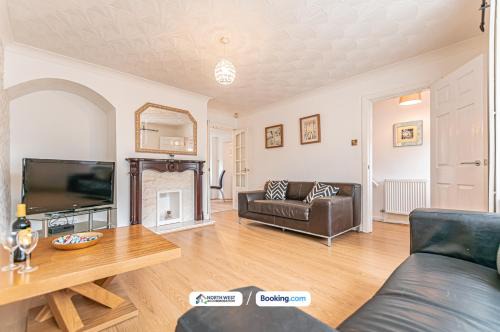 4-Bed House in Lowton Ideal for Contractors & Families