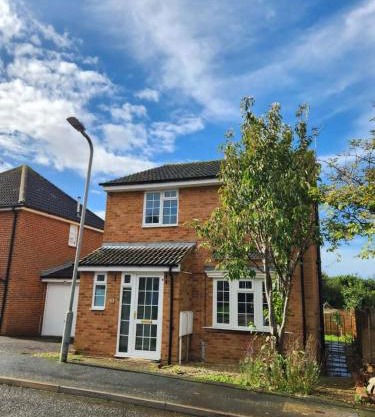 4 Bed House - Sleeps 8 - Parking - Garden - Wifi