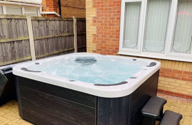 4 Bed House With Hot Tub & Games Room!