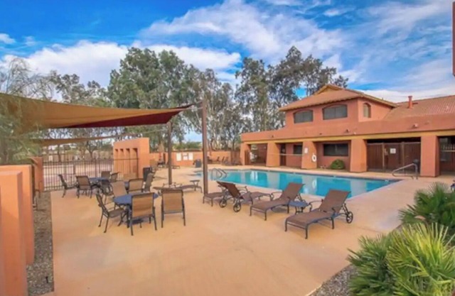 4 Bed+, on Golf Course, Behaved Pets Ok, Pool, Fitness Room