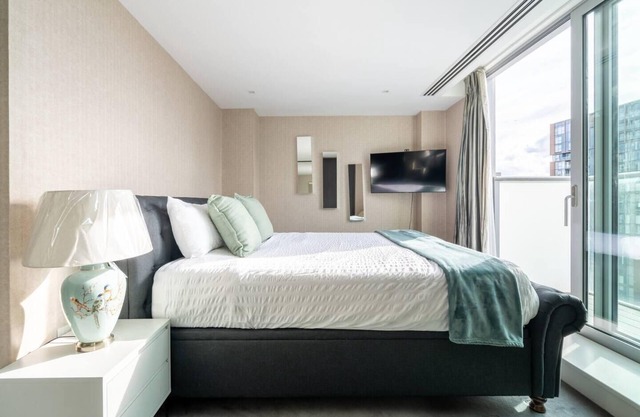 4 Bed Penthouse - Sleeps 10 - Parking - Smoking