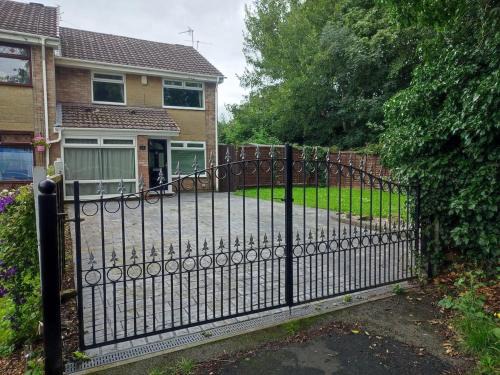 4-bed quiet cul de sac location with large secure off road parking for 4 cars