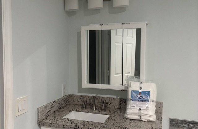 4-bed/RM, 3-BTH/RM with A/C Home in private gated community near beach. POMPANO