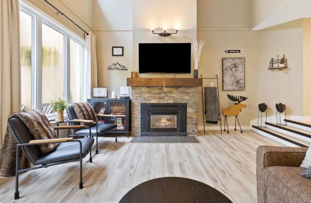 4 Bedrm Blue Mtn Condo w Sauna on Golf Course
