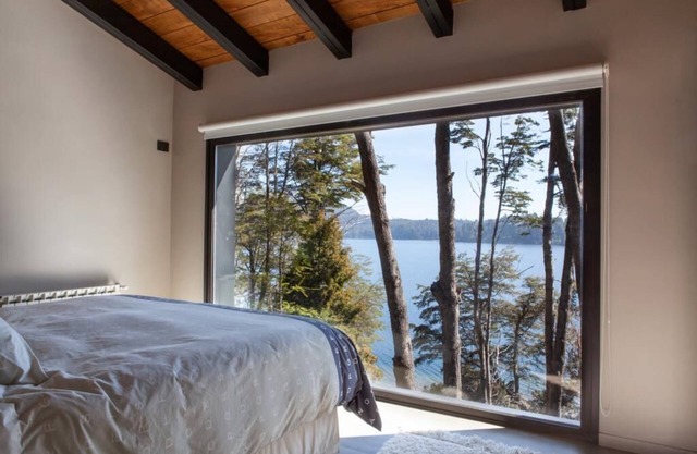 4 bedroom modern lake house with stunning views