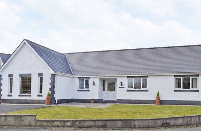 4 bedroom accommodation in Cross Inn near New Quay