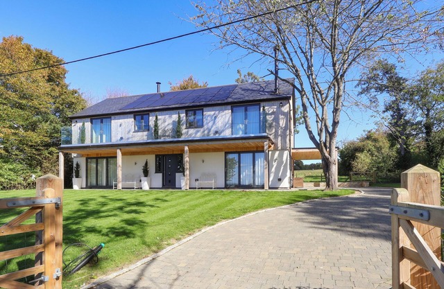 4 bedroom accommodation in Royal Wootton Bassett