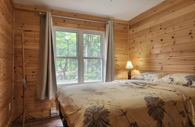 4 Bedroom, 2 Bath Lakefront new renovated cottage in Muskoka