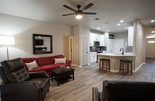 4 Bedroom-2 King Beds GREAT location, minutes to AT&T Stadium and DFW Airport!