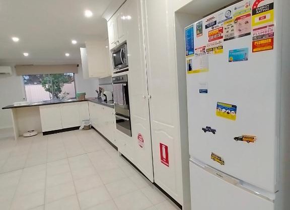 4 Bedroom, 3 bath room home in Kingswood NSW, free WIFI Internet, free parking