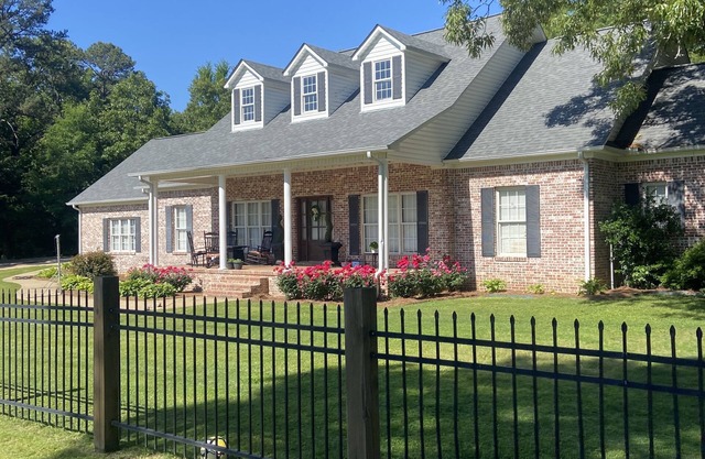 4 bedroom, 3 full baths, Inground pool College Hill