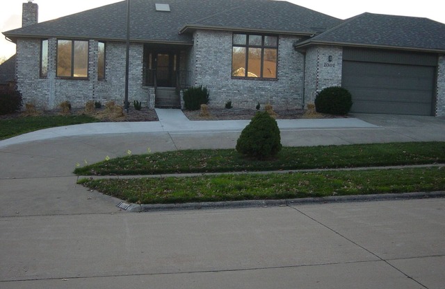 4 bedroom 4 bathrooms house with jacuzzi tub, steam room and massage chair.