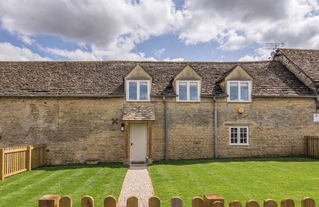 4 bedroom accommodation in Ampney Crucis, near Cirencester