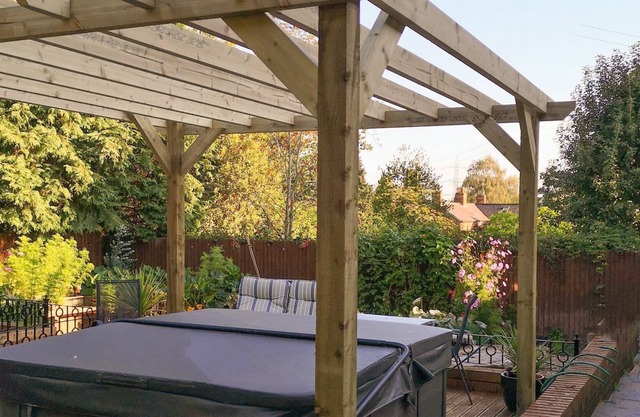 4 bedroom accommodation in Chadwick Bank