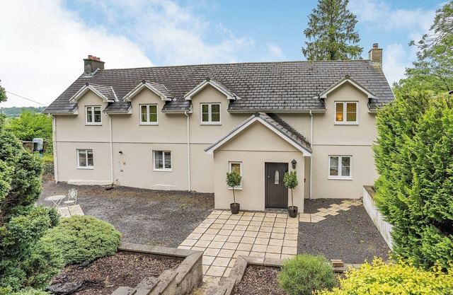 4 bedroom accommodation in Llandeilo