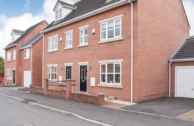 4 bedroom accommodation in Normanton