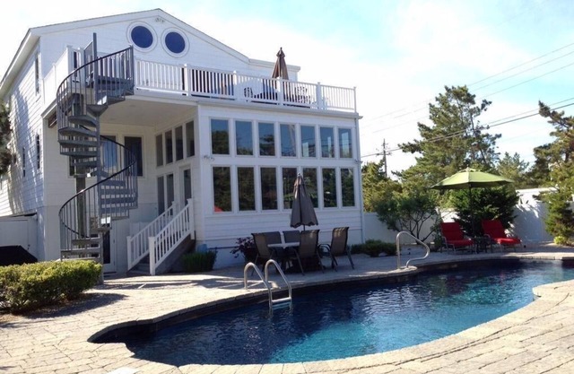 4 bedroom accommodation in Loveladies