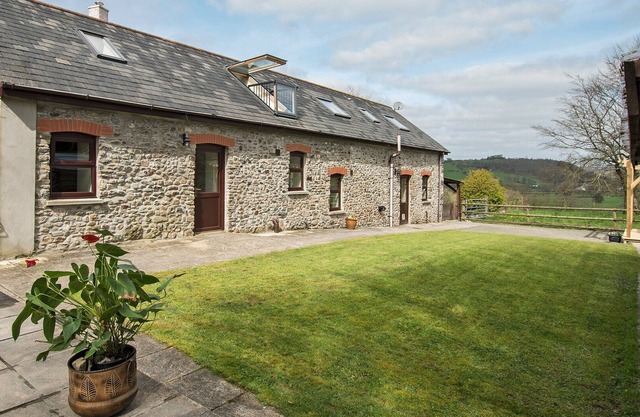 4 bedroom accommodation in Crugybar, near Llandeilo