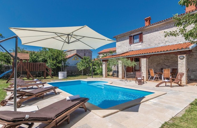 4 bedroom amazing home in Cabrunici