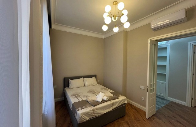 4-bedroom apartment in delightful with WiFi, AC in center