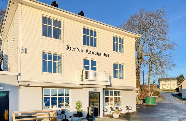 4 bedroom awesome apartment in Herdla