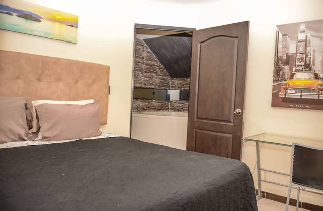 4 Bedroom Combo of two apartments two hot tubs AC security Lleras area