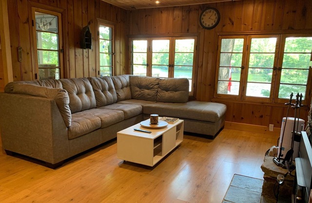 4 Bedroom Cottage on beautiful stretch of the Severn River west of sparrow lake.