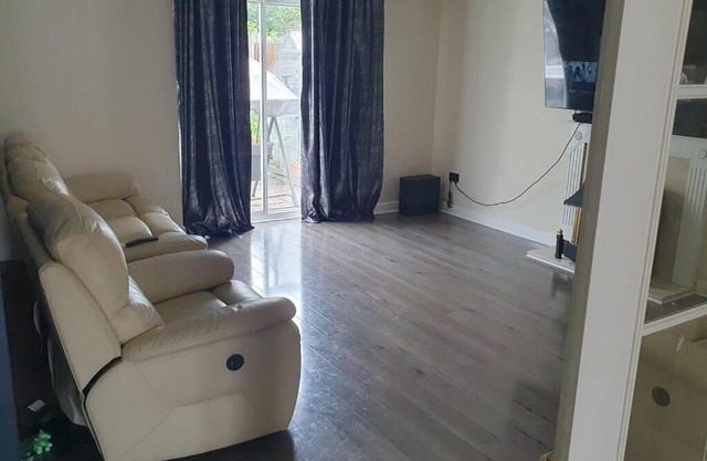 4 bedroom detached Home with Privacy