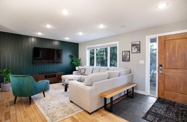 4-bedroom detached home with recreation room and hot tub!