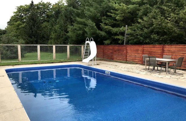 4 bedroom farmhouse with pool in country setting near Blue Mountain Resort