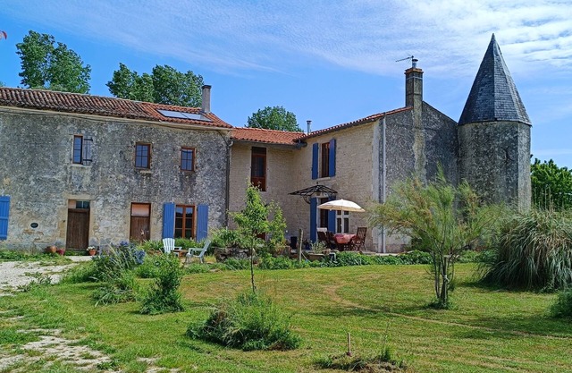 4 bedroom farmhouse with pool, jacuzzi and lakes