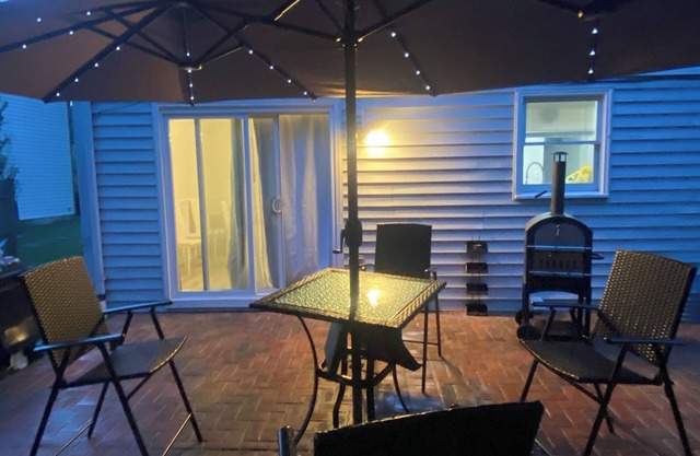 4-bedroom, free parking, private entry, house in Silver Spring