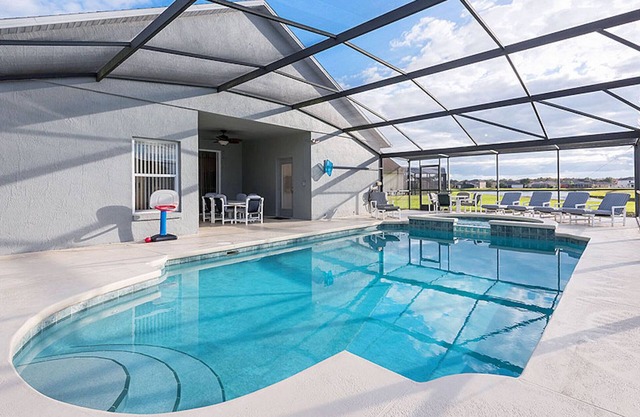 4 Bedroom√ Gated√ On Lake√ Big Pool-Sun Deck√ Solar Heated√ Easy for Parks√