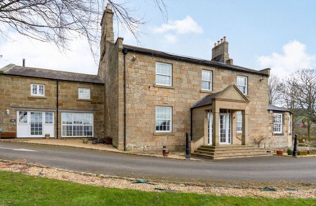 4 bedroom accommodation in Farnham, near Rothbury