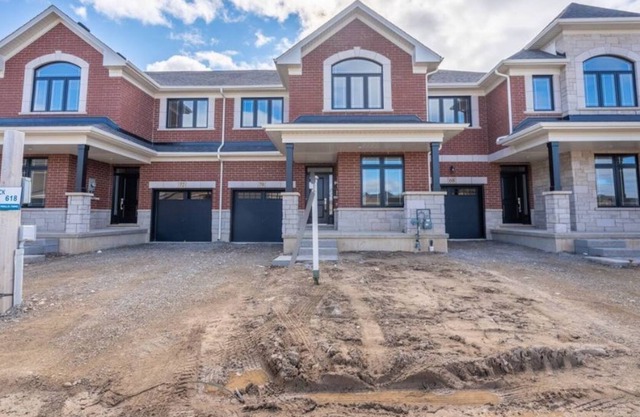4 bedroom home backing onto pond- sleeps 8