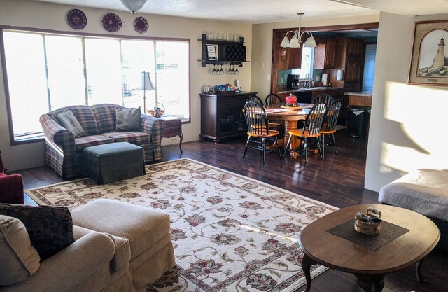 4 bedroom home located 1 mile outside the gates of Lakeside off N Shore Blvd